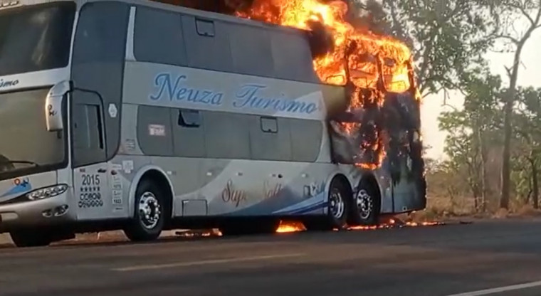 Ônibus pegando fogo às margens da BR-153.