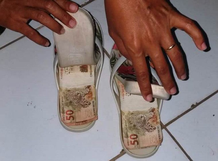 Sandálias onde o dinheiro estava escondido