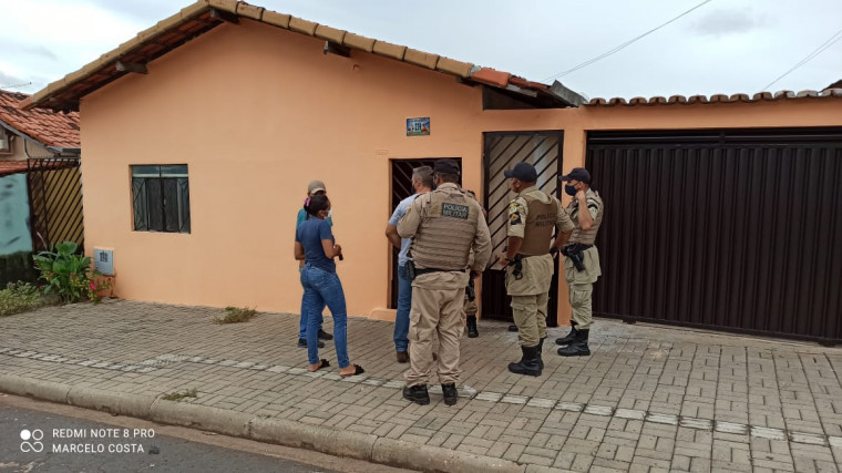 Polícia Militar na casa do suspeito