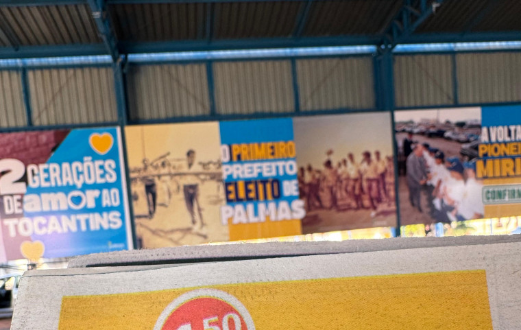 Faixas e placas com propaganda eleitoral ilegal e antecipada deixadas na Feira Coberta do Aureny III