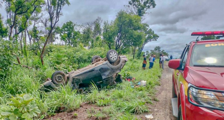 Em Dianópolis, carro fica com as rodas para cima após colidir com motocicleta