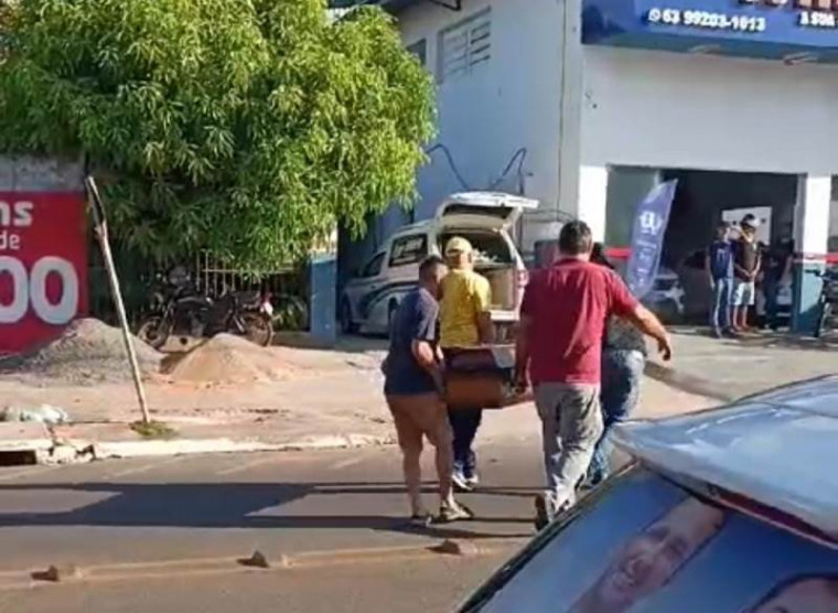 Populares retirando o caixão do meio da rua