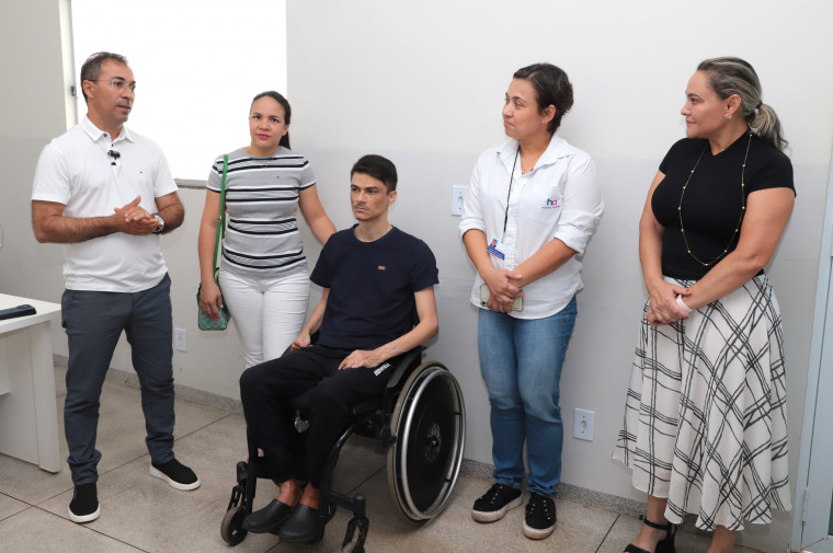 O médico fisiatra do CER, Tiago Vieira, reforça que a cadeira pode ser dobrada para facilitar os deslocamentos
