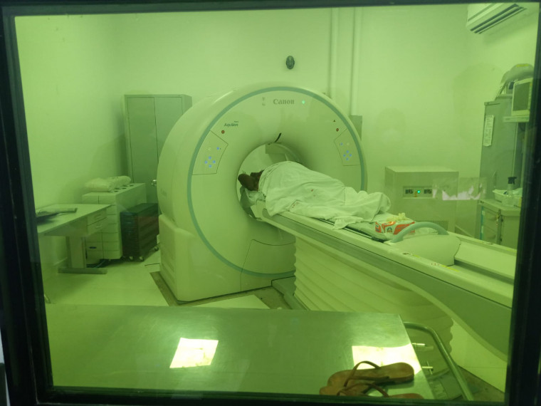 Aparelho de tomografia dentro do HRA