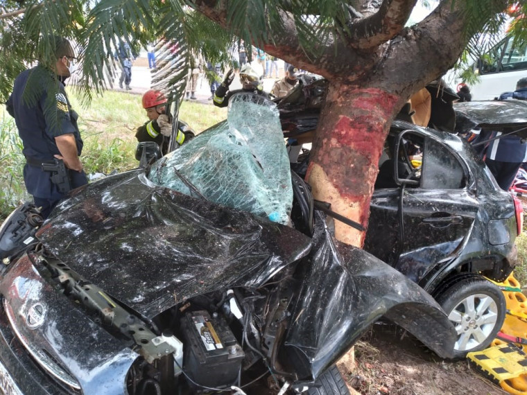 Veículo bateu numa árvore e ficou totalmente destruído