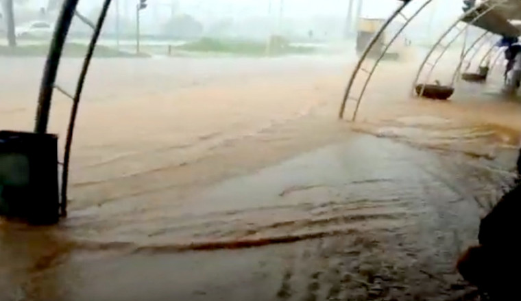 Ao menos três estações de coletivo da região sul de Palmas ficaram alagadas