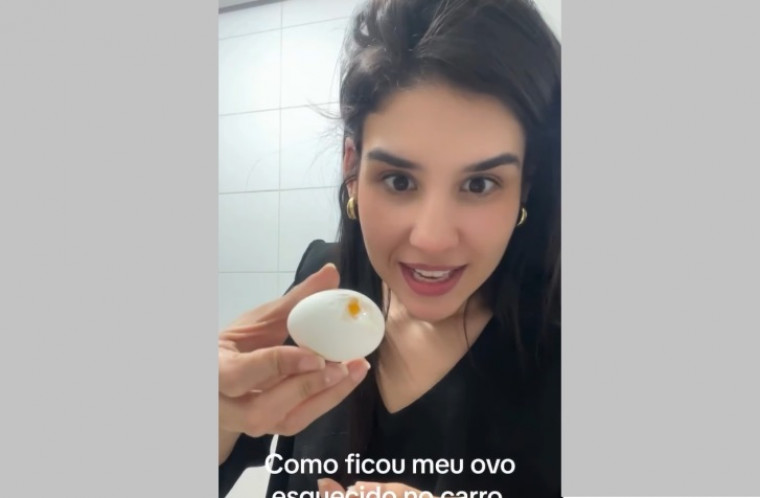 Juliana Maciel Latorraca mostra o ovo cozido no sol