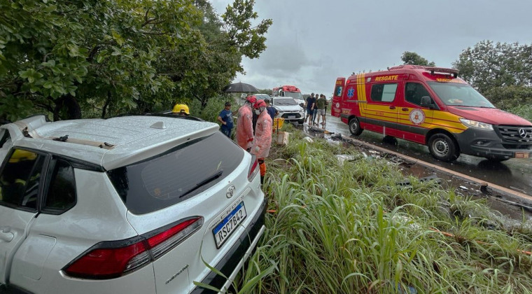Carro parou fora a pista com o acidente na TO-080, em Paraíso do Tocantins