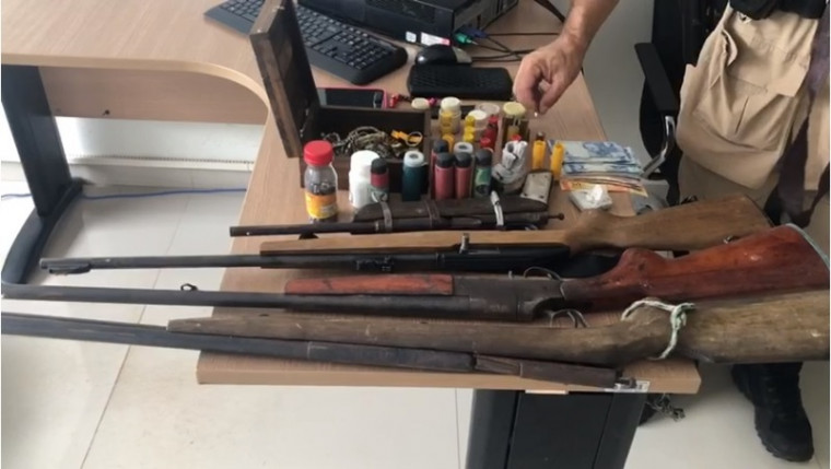 Armas, munições e outros itens apreendidos