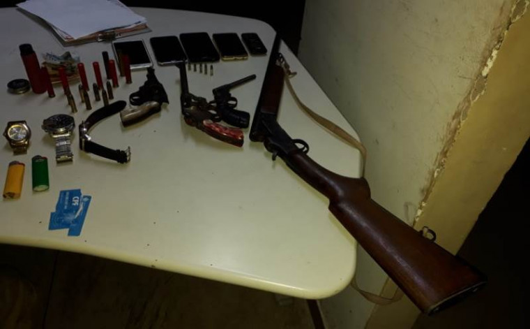 Armas e munições apreendidas com os suspeitos