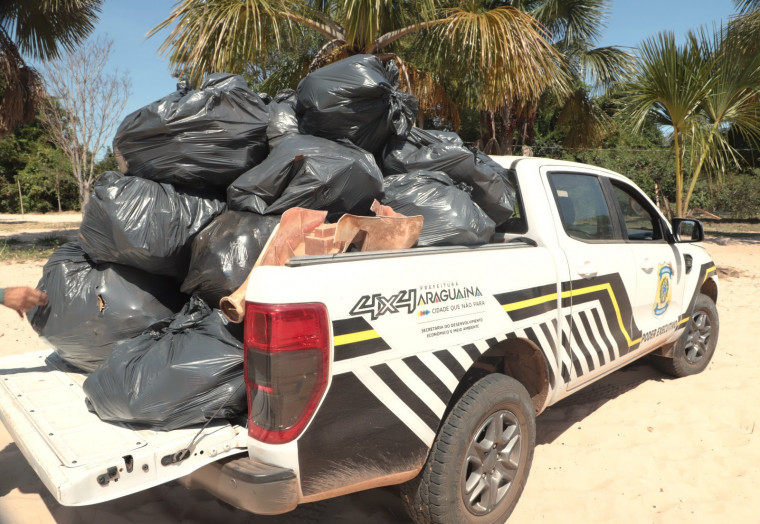 Aproximadamente 40 sacos de 100 litros cada ficaram cheios de lixo retirado da área.
