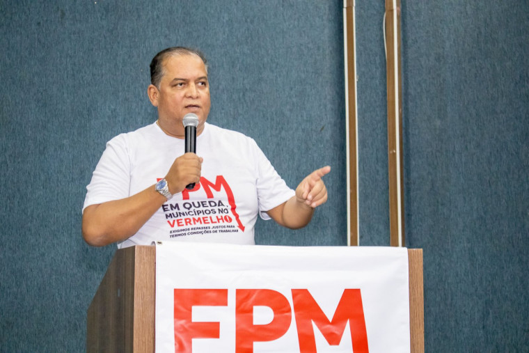 Senador Eduardo Gomes participa do protesto contra a redução do FPM.