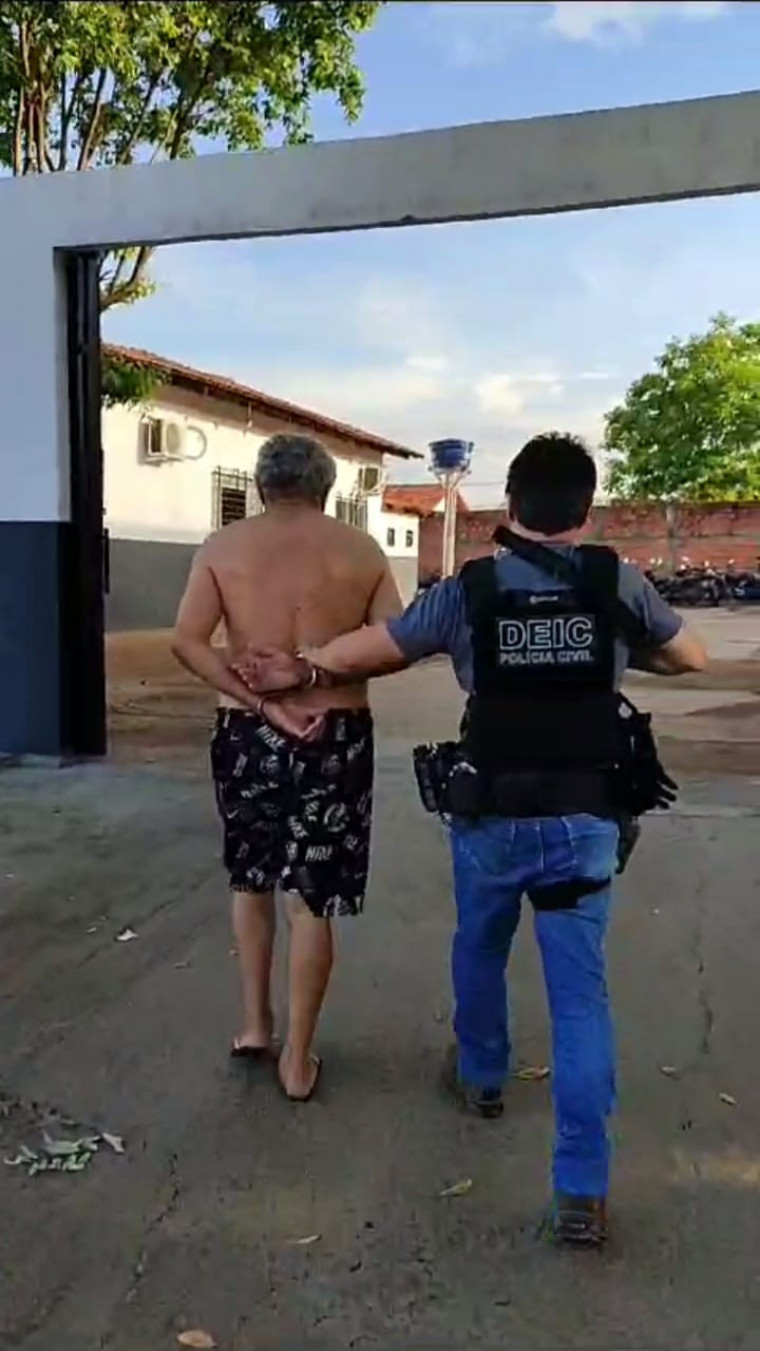 Professor foi preso em São Salvador.