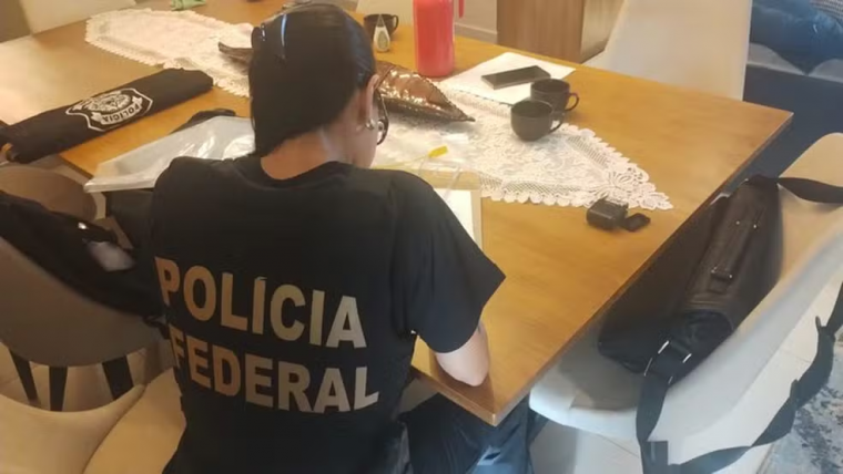 Policial federal cumpre mandado da operação Lesa Pátria