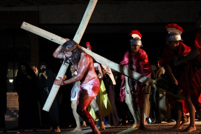 O espetáculo da Paixão de Cristo realizado pela Art´Sacra Cia de Teatro