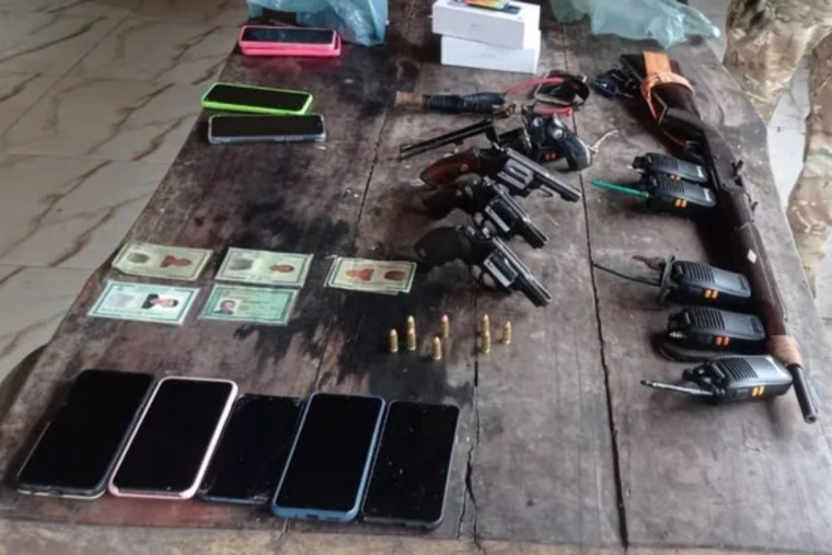 Armas, munições e celulares apreendidos pela Polícia Civil na região de conflito.