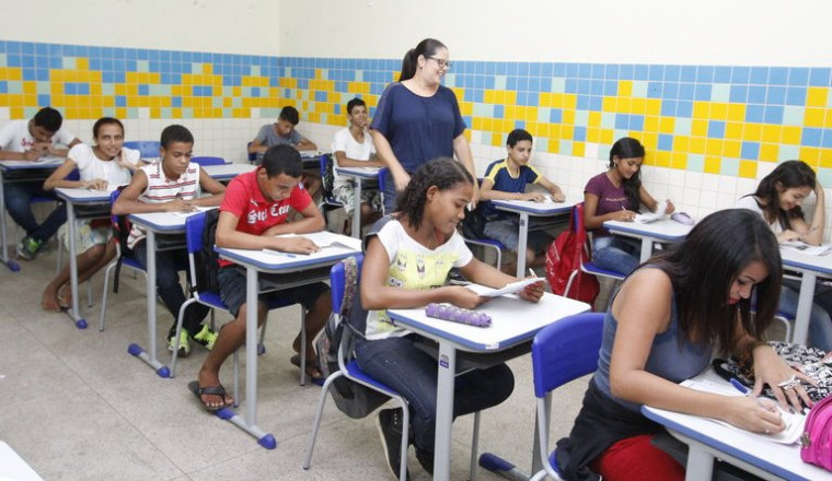 Professora e alunos em sala de aula no Tocantins