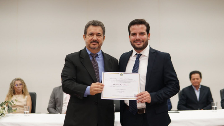 Juiz eleitoral entrega diploma ao prefeito eleito João Victor