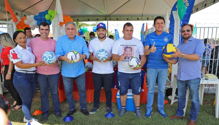 A inauguração da reforma foi acompanhada da entrega de materiais esportivos para o Projeto Bom de Bola, Bom na Escola