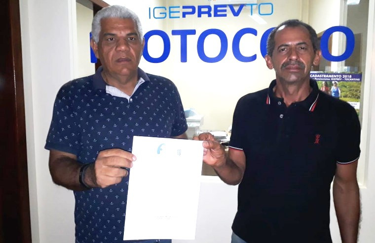 Carlão e José Ronaldo, diretor-tesoureiro da Fesserto, protocolam ofício na sede do Igeprev.