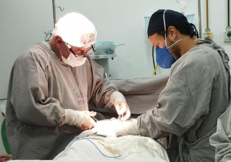 Cirurgia eletiva sendo realizada em uma unidade hospitalar no estado.