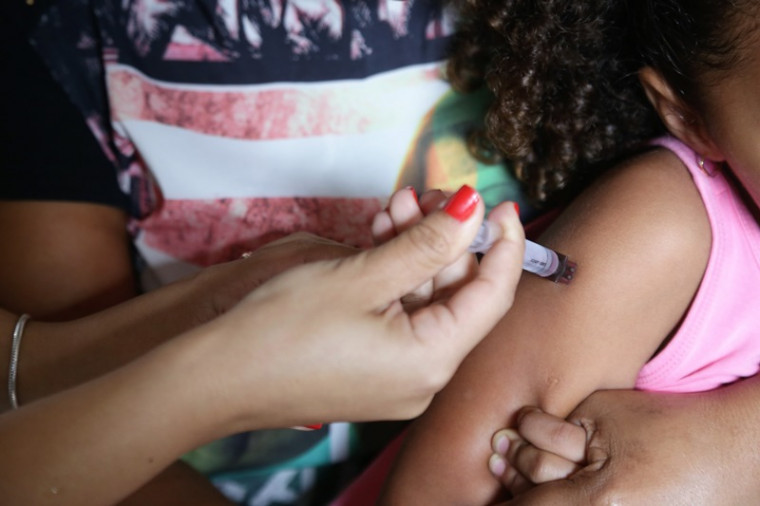 Momento da vacinação de uma criança