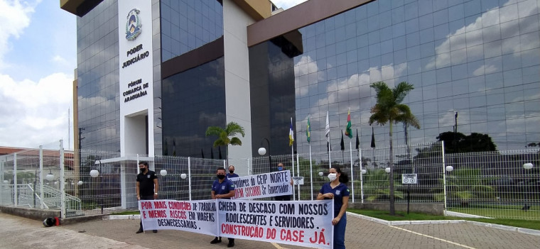 Manifestantes cobraram retorno das obras de CEIP na frente do Fórum de Araguaína