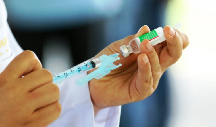 Dose da vacina contra a Covid-19 é preparada para ser aplicada