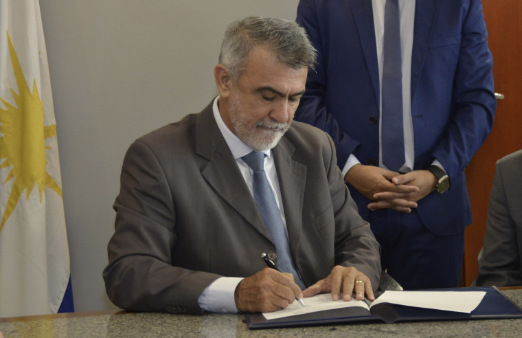 Presidente da Aleto, Amélio Cayres, assina autorização do concurso