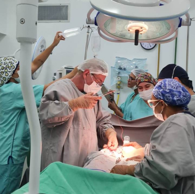 Cirurgia no hospital regional de Miracema.