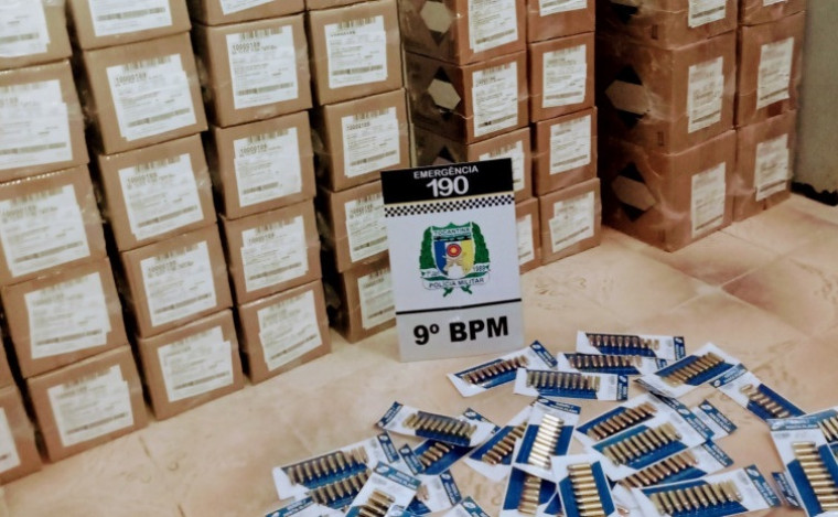 Caixas de munições apreendidas pela Polícia Militar