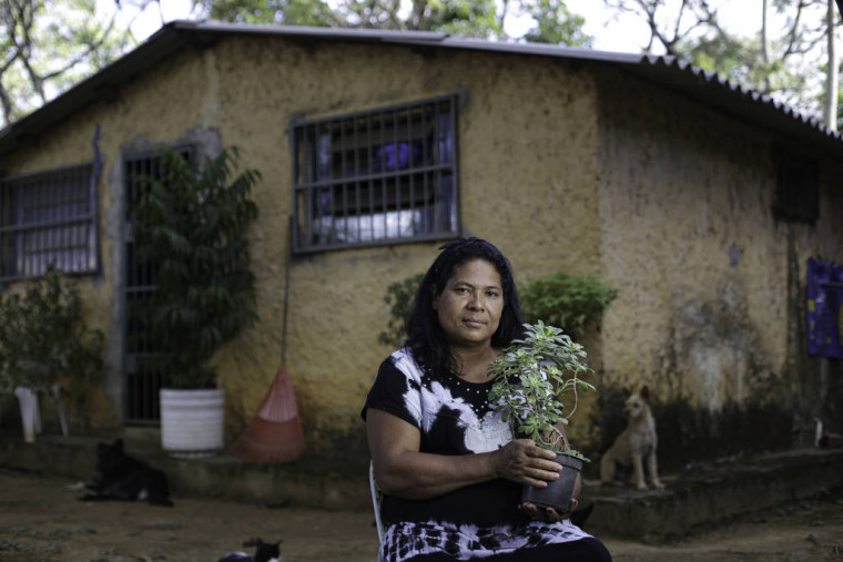 A cozinheira Cleusa Ribeiro Campos na frente de sua casa em Samambaia (DF)