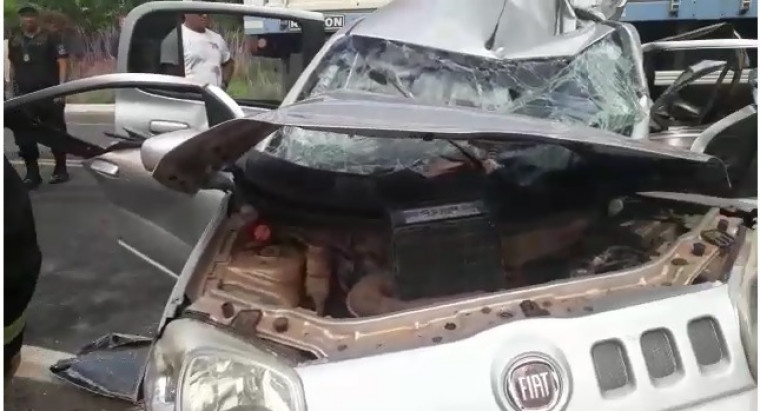 Fiat Uno foi atingido por trás
