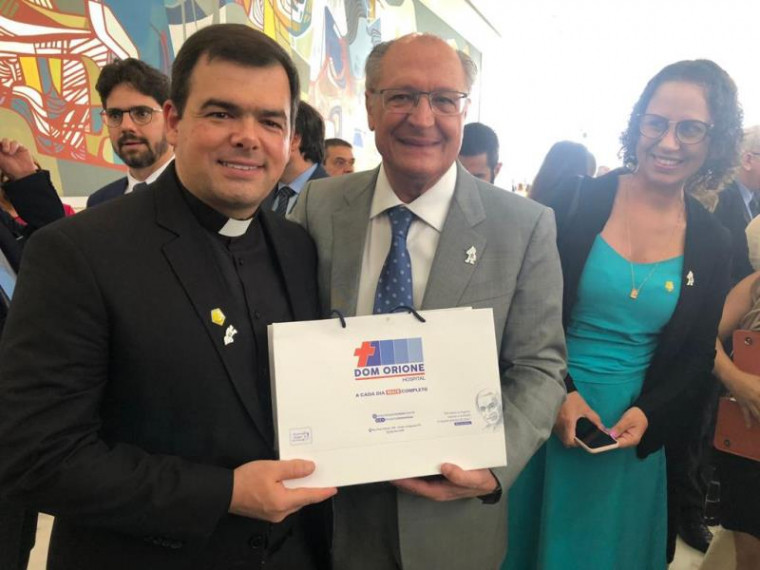 Vice-presidente, Geraldo Alckmin também recebeu um exemplar do Balanço Social e Apostólico