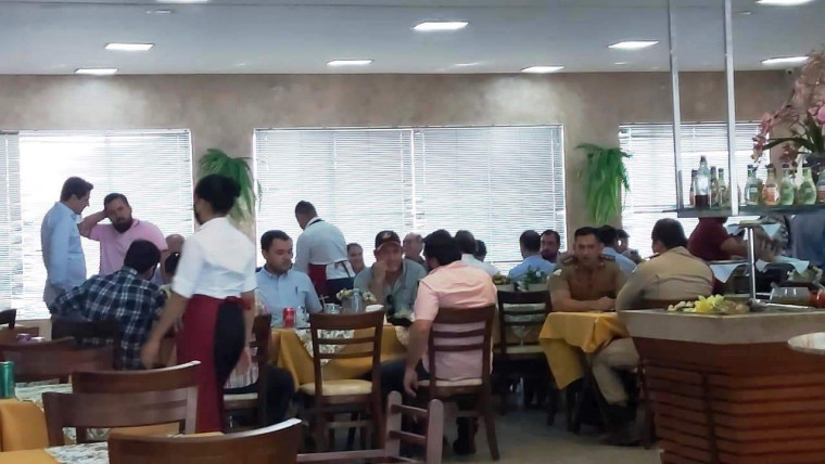 Almoço do governador em Araguaína com prefeito, deputados e secretários