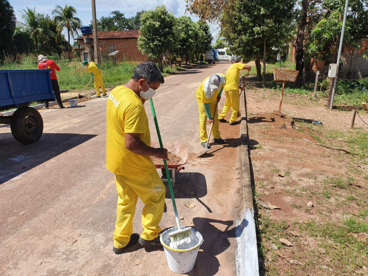 Detentos fazendo manutenção nas ruas da cidade de Abreulândia