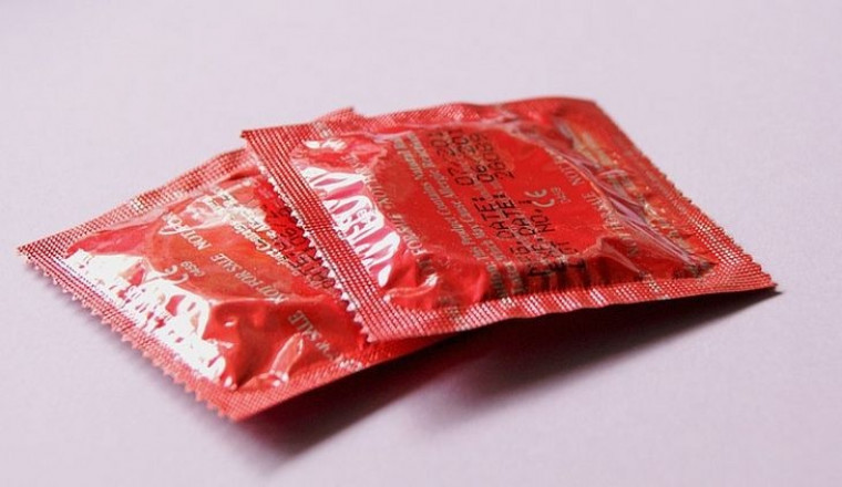 São de lotes do preservativo masculino Blotex Zero e Blotex Sensitive Super Aloe Vera.