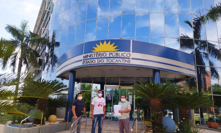 Presidente do Sintet e os diretores do Sintet Regional de Palmas em frente à sede do MPTO