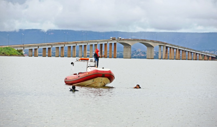 Mergulhadores tentam encontrar vítima de afogamento no lago em Palmas