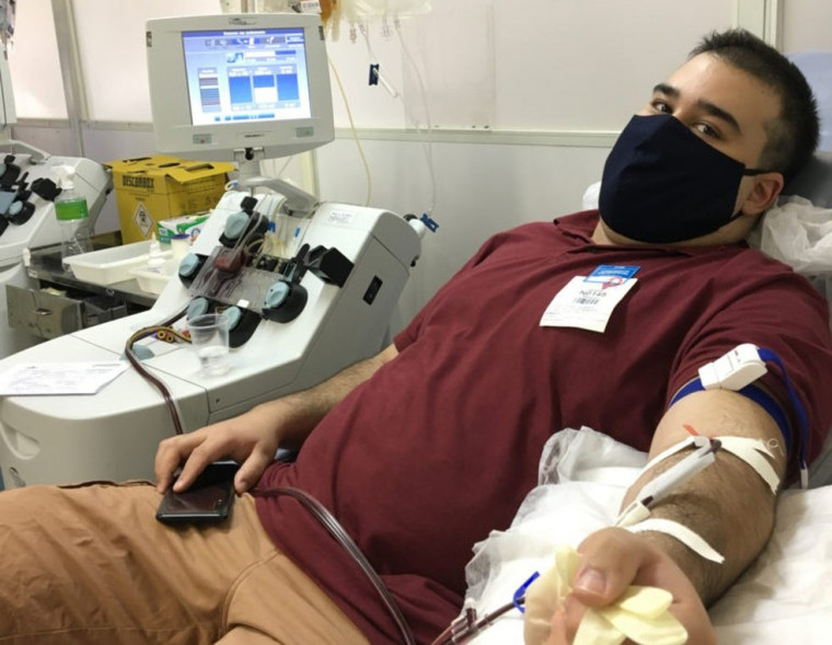 O médico Lucas Valente, de 29 anos, venceu a covid-19 e foi o primeiro a doar plasma em Brasília