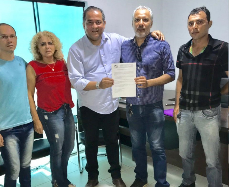 Eduardo Gomes assinou o compromisso na presença de representantes do Sintect-TO