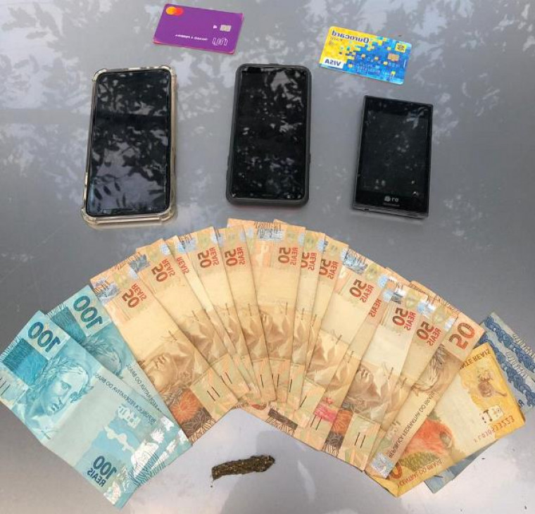 Dinheiro e celulares apreendidos