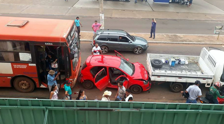 O acidente atrapalhou o trânsito na principal avenida da cidade