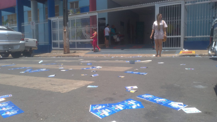 Derrame de santinhos em frente a um local de votação em Araguaína.