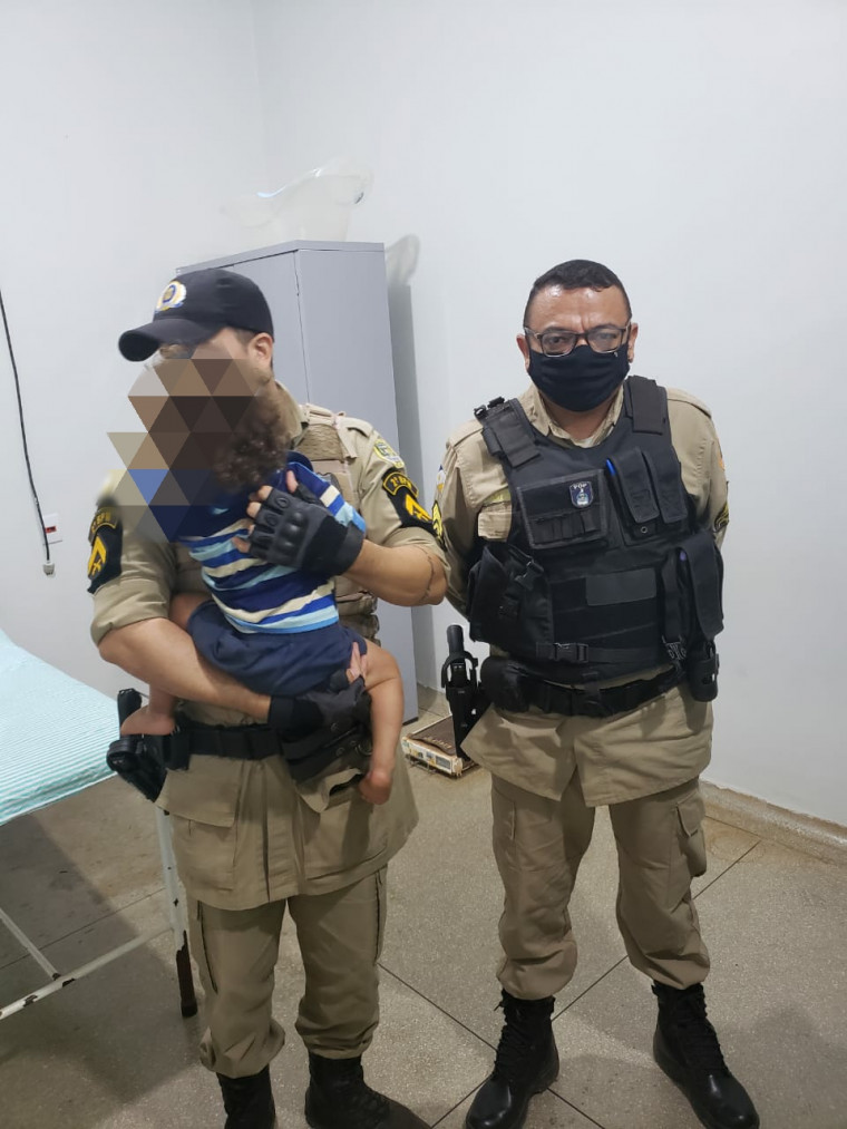 Policiais Militares com o bebê resgatado