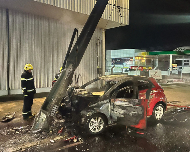 Bombeiros no local do acidente