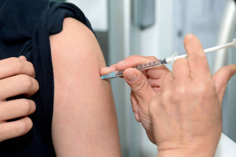 Vacina sendo aplicada