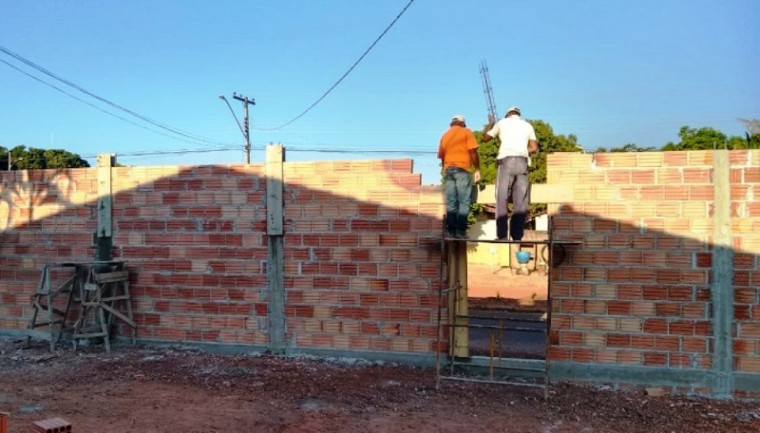 Outros detentos construindo muro