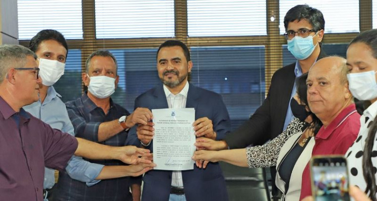 Governador assinou o ato autorizando o repasse de R$ 3 milhões para a realização de cirurgias eletivas