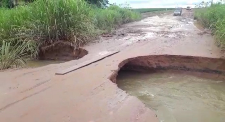 Córrego destruiu a estrada após o nível da água aumentar